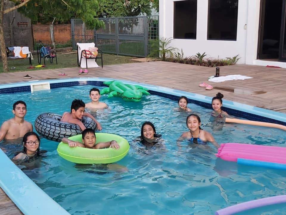 niños en la piscina